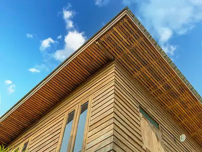 Ansicht Holzfassade mit Giebel