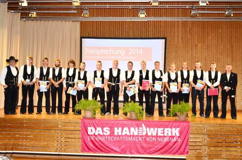 Obermeister Werner Böcherer, die Junggesellen der Zimmererinnung Emmendingen, Prüfungsausschussvorsitzender Helmut Vetter